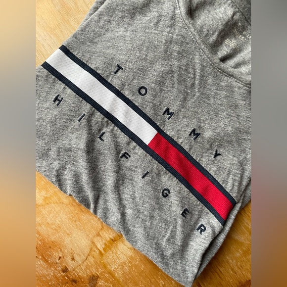 ⚡️2/$20 TOMMY HILFIGER Womens branded short sleeve t-shirt - Picture 1 of 5